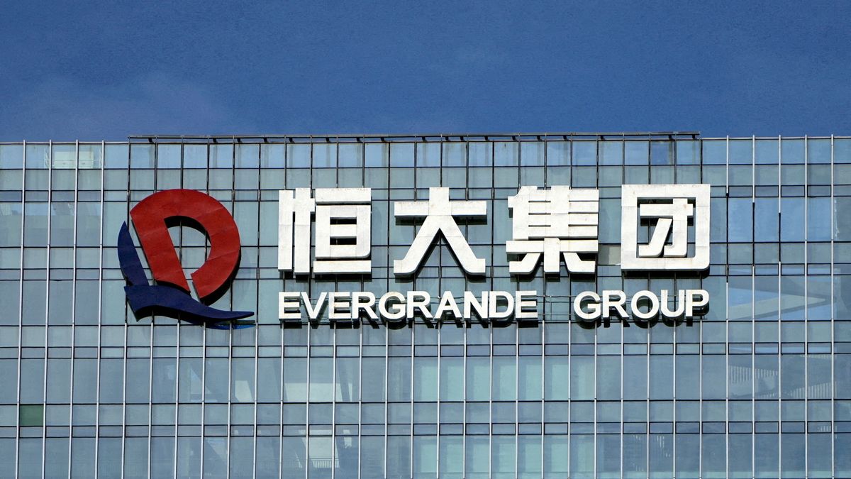 Čínská Evergrande se znovu obchoduje na burze, akcie spadly o více než 80 procent